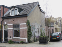 907936 Gezicht op de voor- en zijgevel van de woning van Jim Werkhoven (Verenigingstraat 74) te Utrecht, met rechts de ...